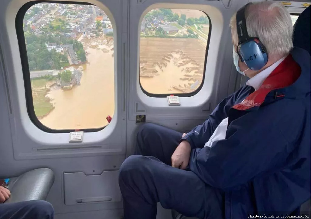 Ministro do interior da Alemanha, Horst Seehofer, sobrevoa regiões afetadas pelas enchentes