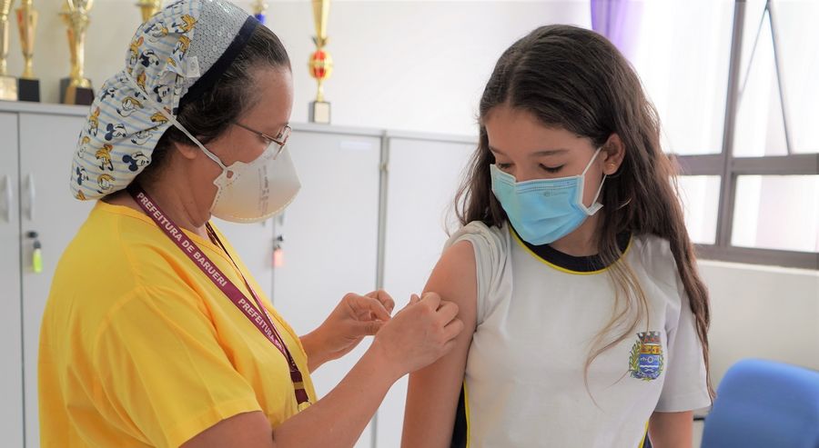 Saúde vai às escolas vacinar estudantes da rede de Barueri contra a Covid-19