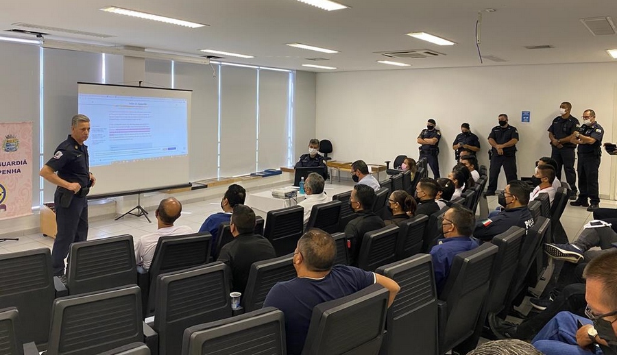 Agentes de segurança do Peru e do México visitam a GCM de Barueri