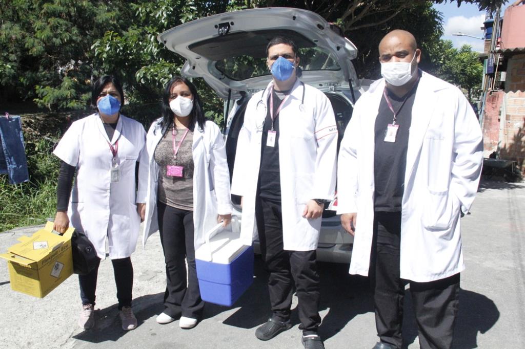 Pacientes acamados recebem vacinas em casa contra Covid e influenza