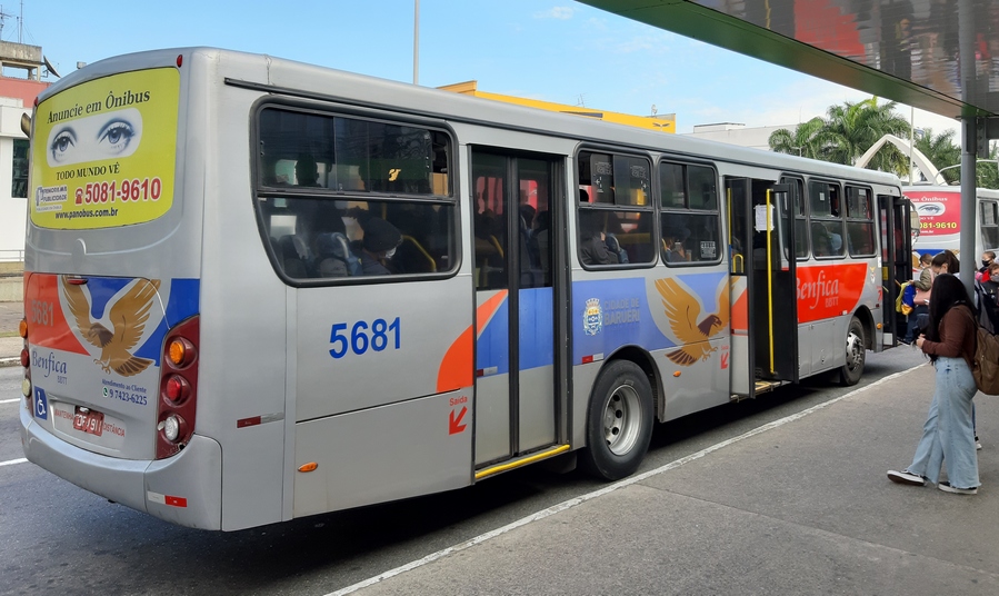 Ônibus passam a circular com desembarque pela porta traseira a partir de segunda-feira