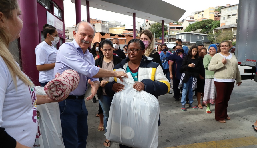 Vale do Sol e Jardim Mutinga recebem a Campanha do Agasalho