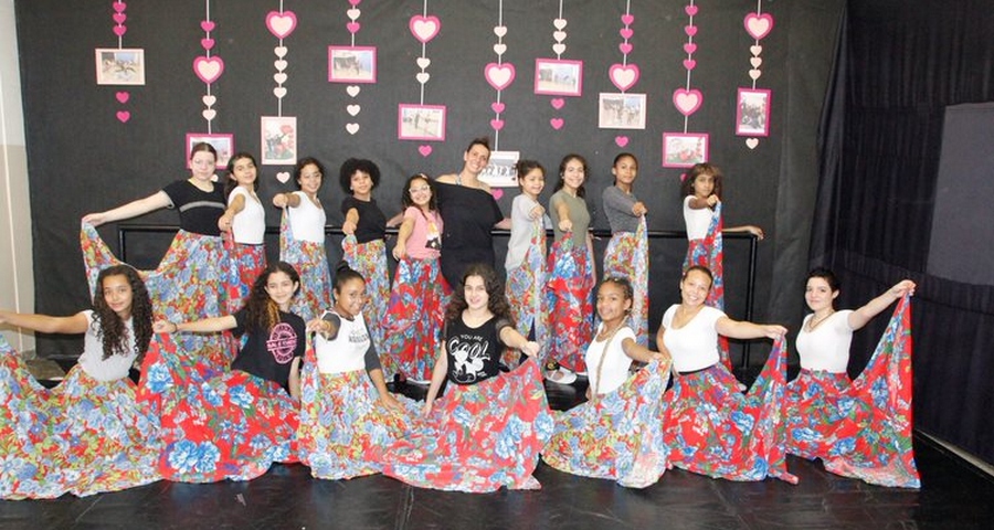 Alunos das Oficinas de Artes e artistas locais se apresentam no palco do Arraiá de Barueri neste domingo