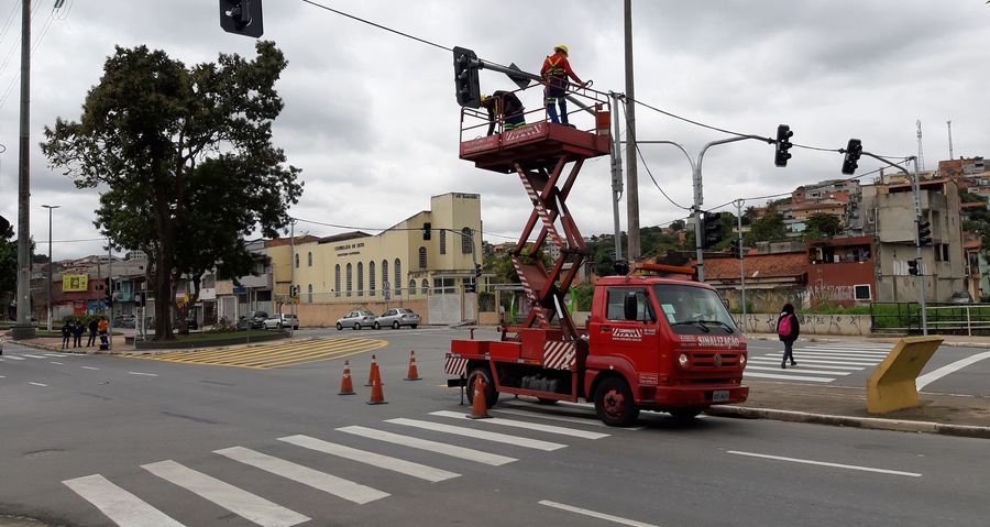 Prefeitura instala semáforos em rotatória para reduzir riscos de acidentes de trânsito  