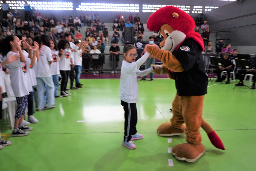 Com o ginásio lotado, acontece mais uma formatura do Programa de Resistência às Drogas 