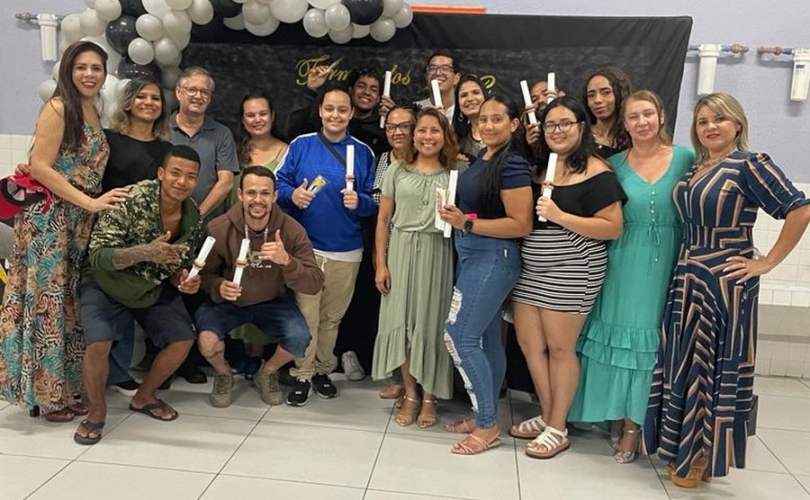 Estudantes do EJA de Barueri vencem dificuldades e participam da formatura com familiares