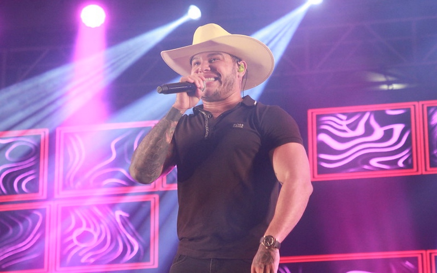 Tierry atrai 30 mil fãs em show inédito no Arraiá de Barueri