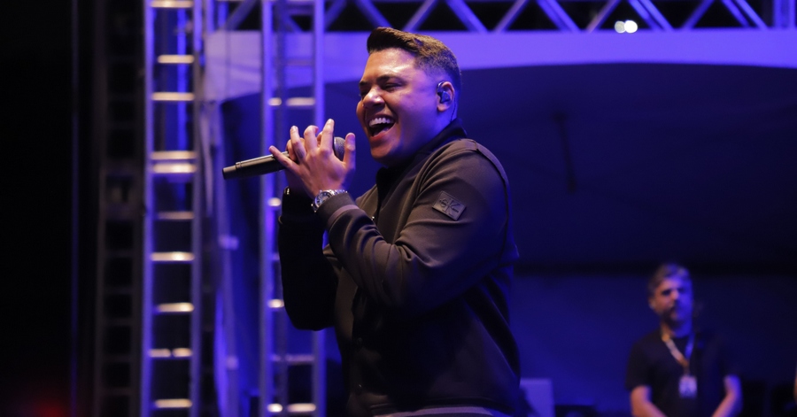 Felipe Araújo esbanja carisma no Natal Encantado 