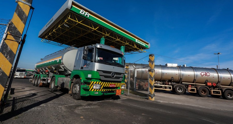 Petrobras anuncia novo aumento do combustível, gasolina deve ter valor mínimo de R$6,36 na bomba 