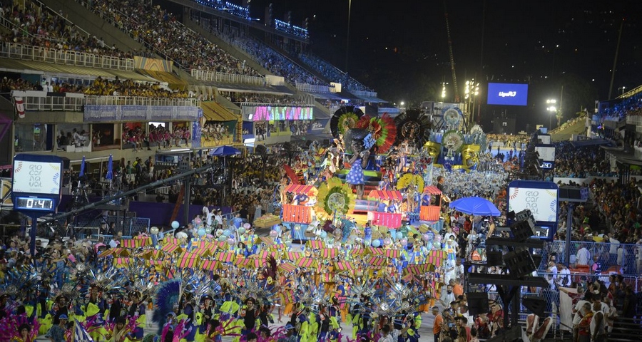Justiça determina que alegorias sejam escoltadas para evitar acidentes