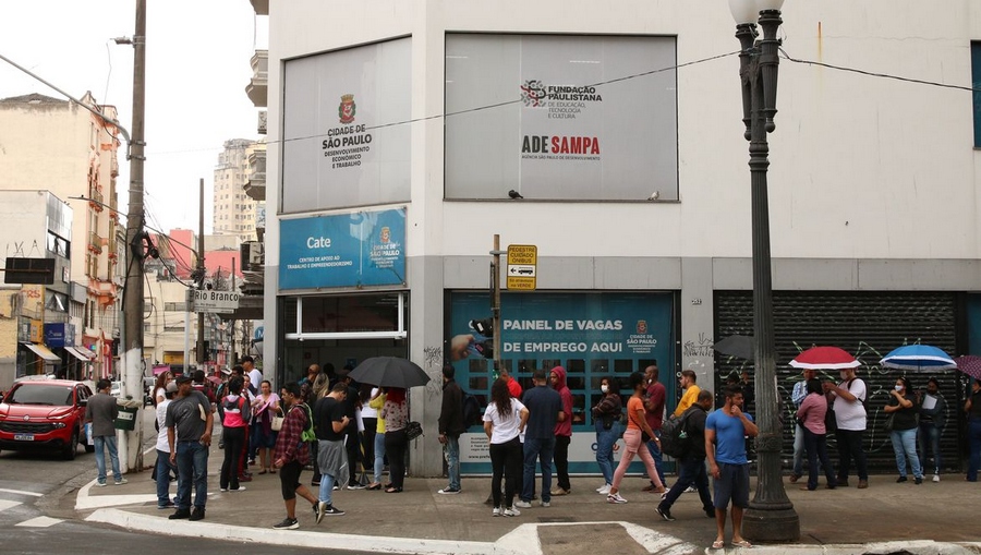 O desafio de conciliar geração de empregos com redução de custos