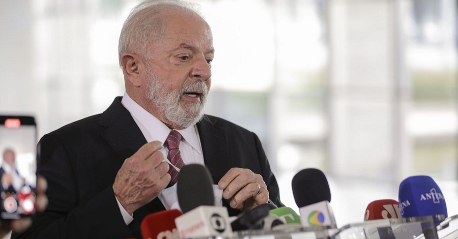 Lula deixa hospital em Brasília após cirurgia