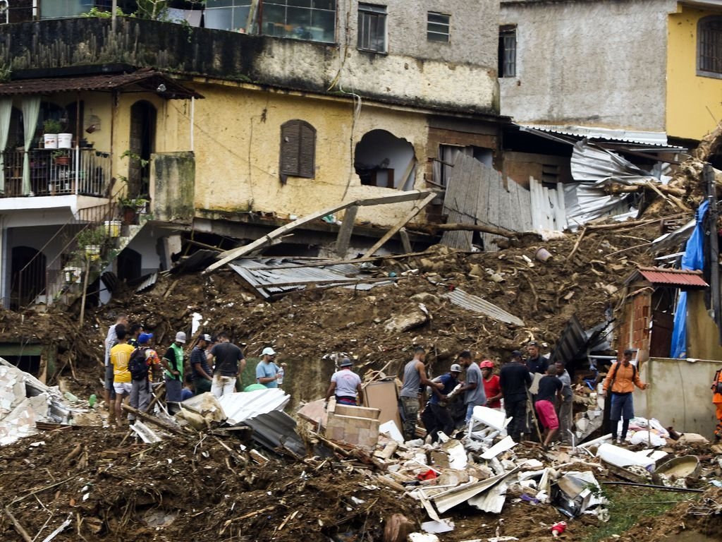 Quem os mandou construir em áreas de risco?