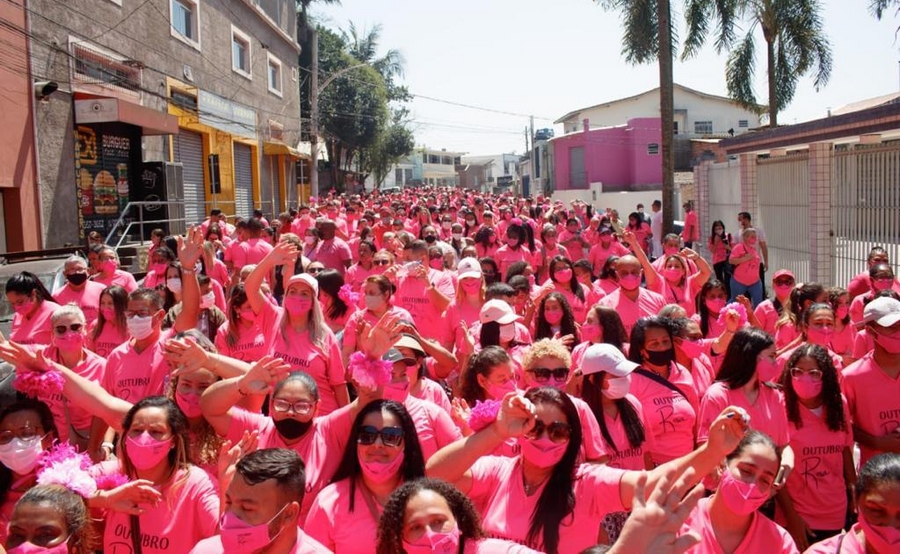 Caminhada do Outubro Rosa reúne centenas de pessoas