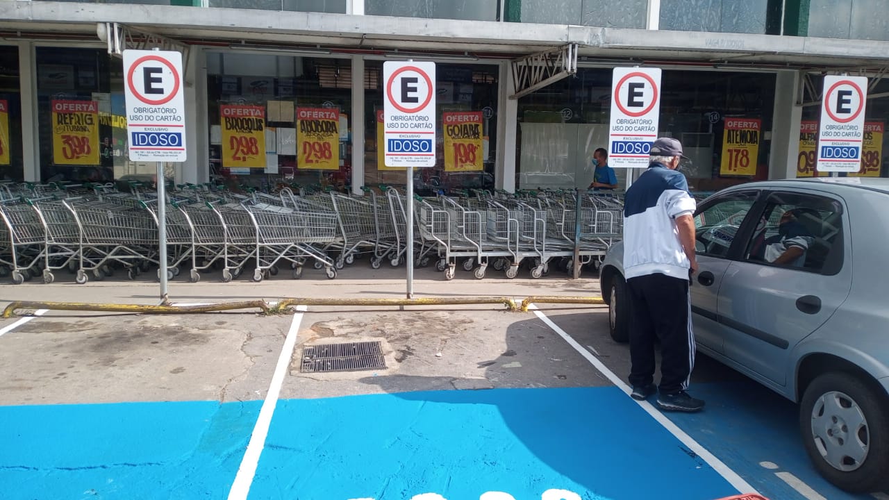 Semob realiza ação de conscientização nos comércios sobre o uso de vagas especiais