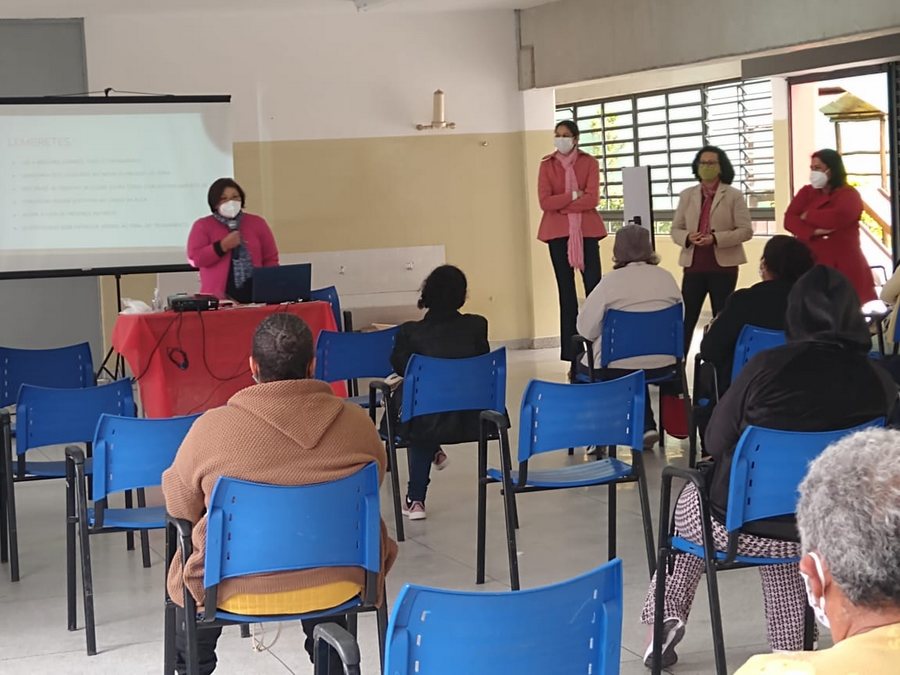 Merendeiras passam por formação para receber estudantes com protocolos sanitários de segurança