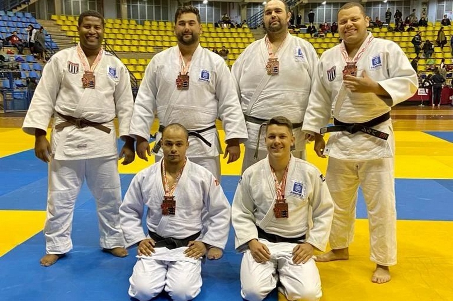 Equipe de faixas pretas do judô de Jandira fica em 3° lugar no 71° torneio anual Budokan