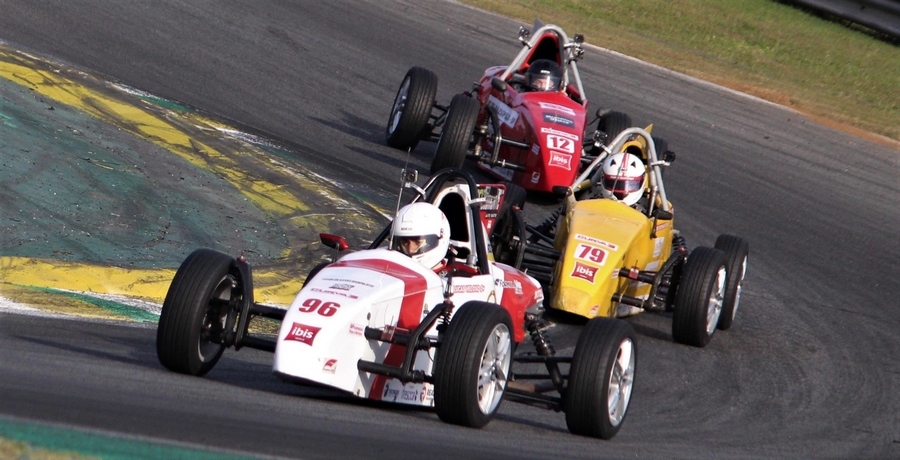 Piloto de Itapevi defende a liderança em clima de decisão na Fórmula Vee 