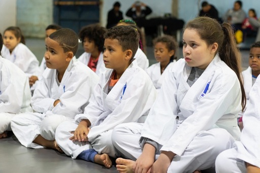 Alunos de judô da Escolinha de Esporte de Jandira recebem kimonos pela primeira vez