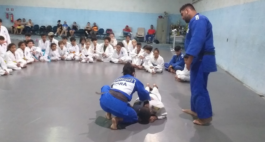Julia Rodrigues: judoca número 1 do ranking nacional ensina técnicas para atletas de Jandira