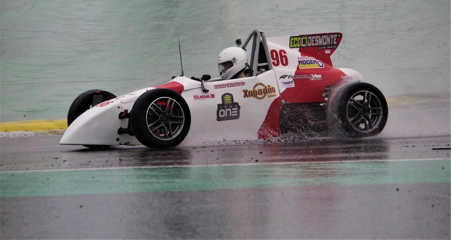 Piloto de Itapevi assume a liderança da Fórmula Vee em Interlagos