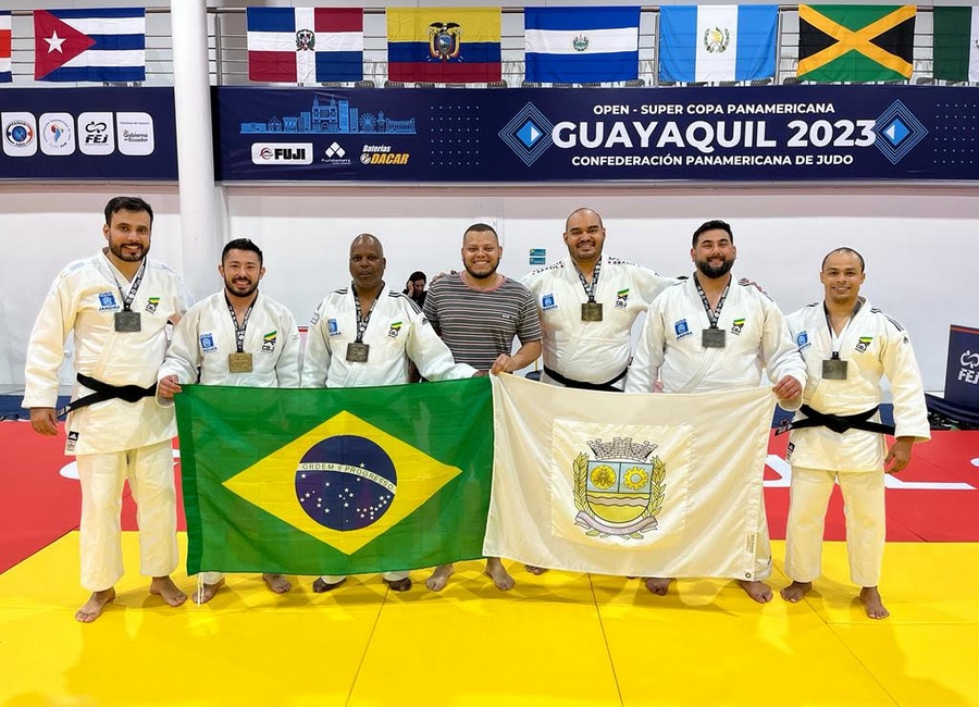 Seis judocas de Jandira que representam o Brasil no Sul-Americano de Veteranos medalham no Equador 