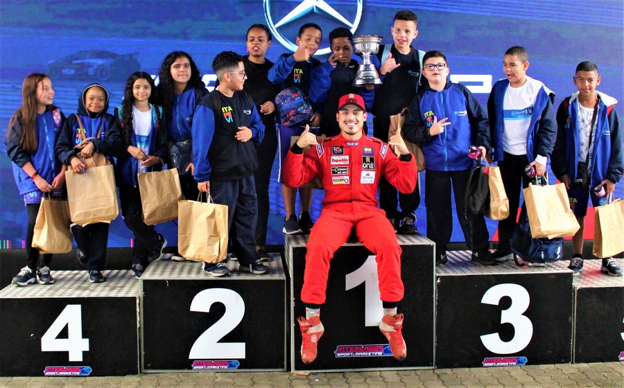Lucas Veloso brilha em Interlagos com apoio dos alunos de escola municipal de Itapevi