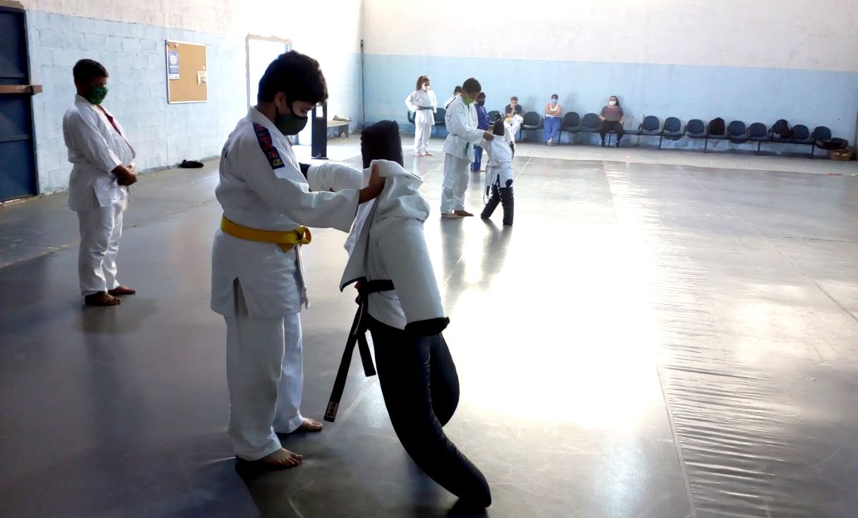 Atletas infantis do Judô Jandira treinam com bonecos para evitar contato físico