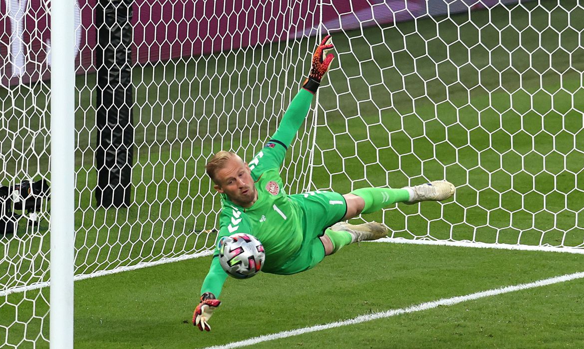 Uefa pode punir Inglaterra por uso de caneta laser contra Schmeichel
