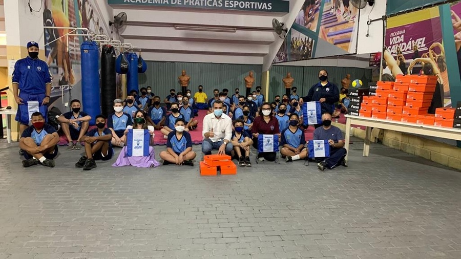 Equipes de handebol do Barueri Esporte Forte recebem tênis novos