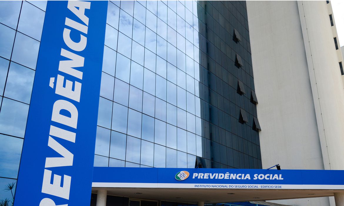 Medida beneficia 36 milhões de aposentados e pensionistas