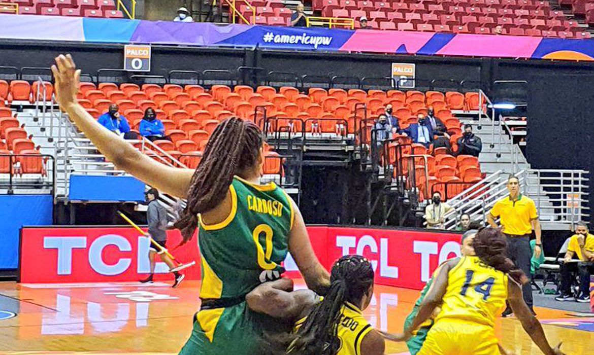 Equipe bate Colômbia por 79 a 56 e lidera grupo A do torneio