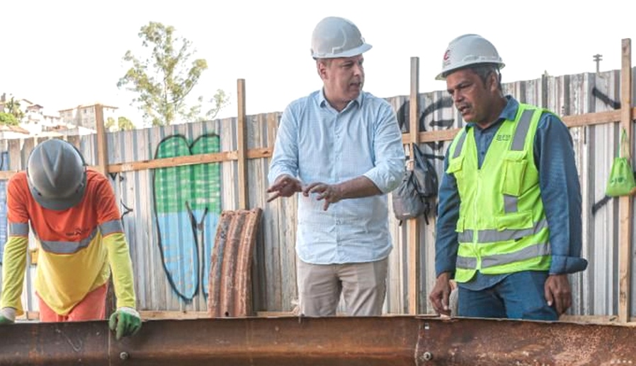 Igor Soares vistoria obras de combate às enchentes no Centro e no Jardim Rainha