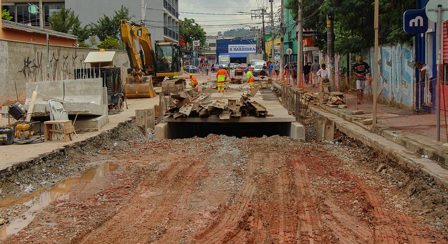 Itapevi interdita rua Leopoldina de Camargo no Centro, nesta segunda-feira (24)
