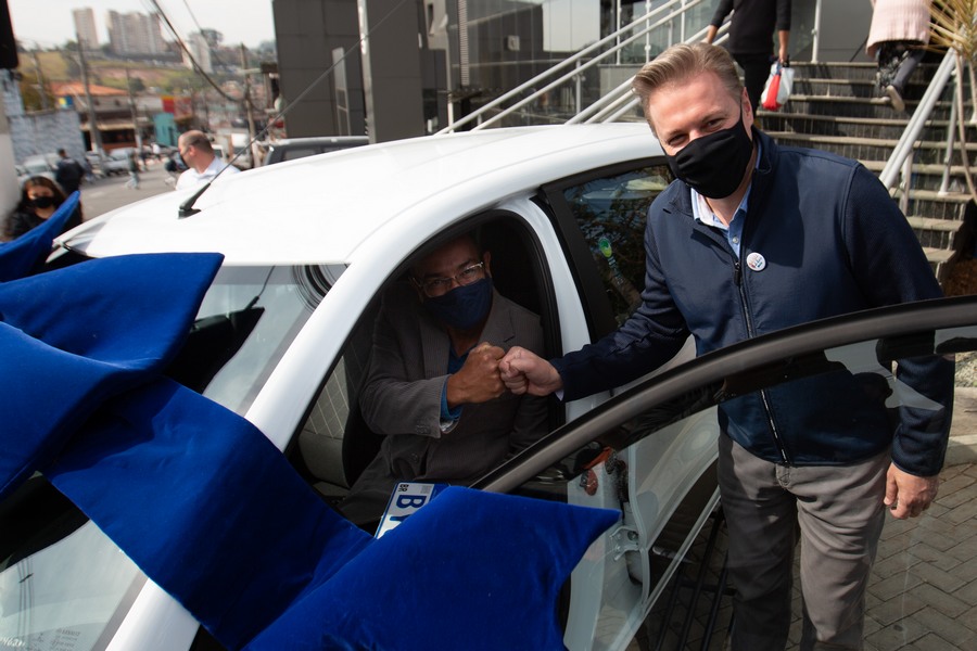  IPTU Premiado: Igor Soares entrega carro zero para morador do Residencial das Flores