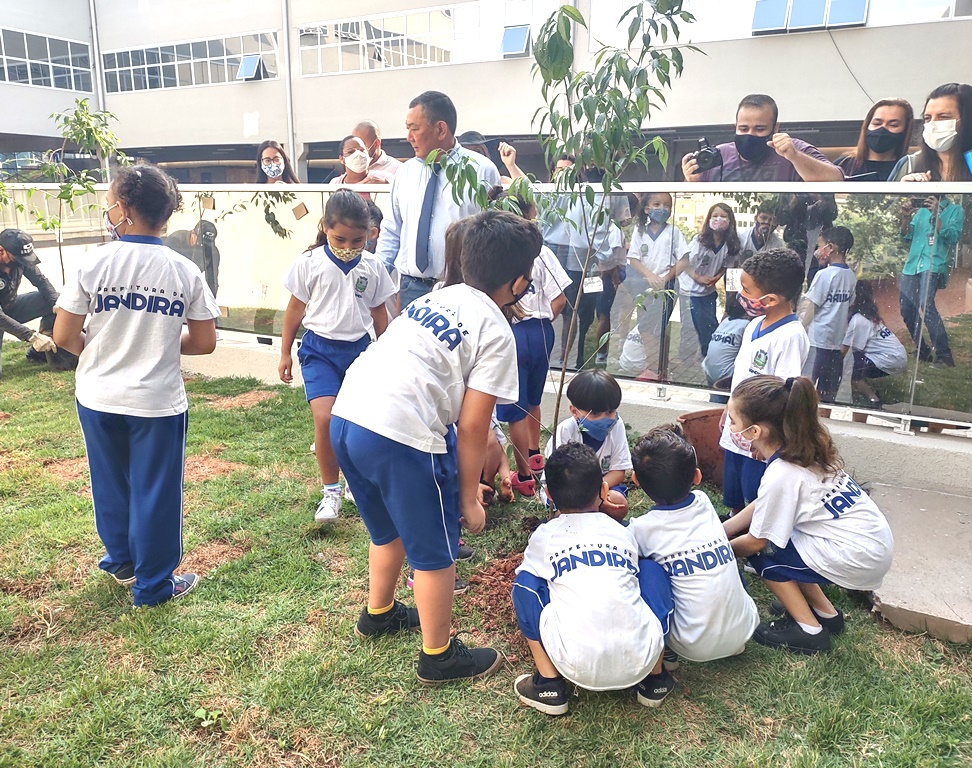 Dia da Árvore: Doutor Sato planta mudas com alunos na futura sede da Prefeitura de Jandira  