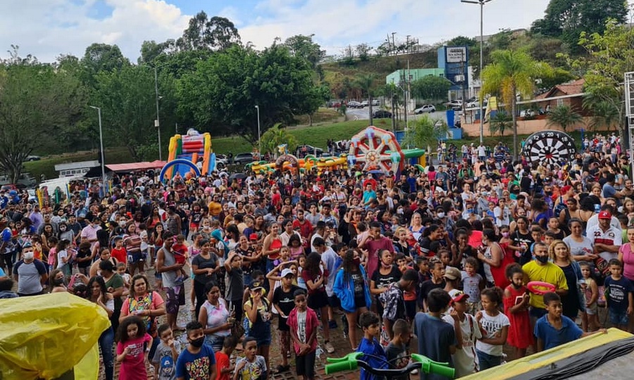 Praça de eventos de Jandira vira parque de diversão no Dia das Crianças