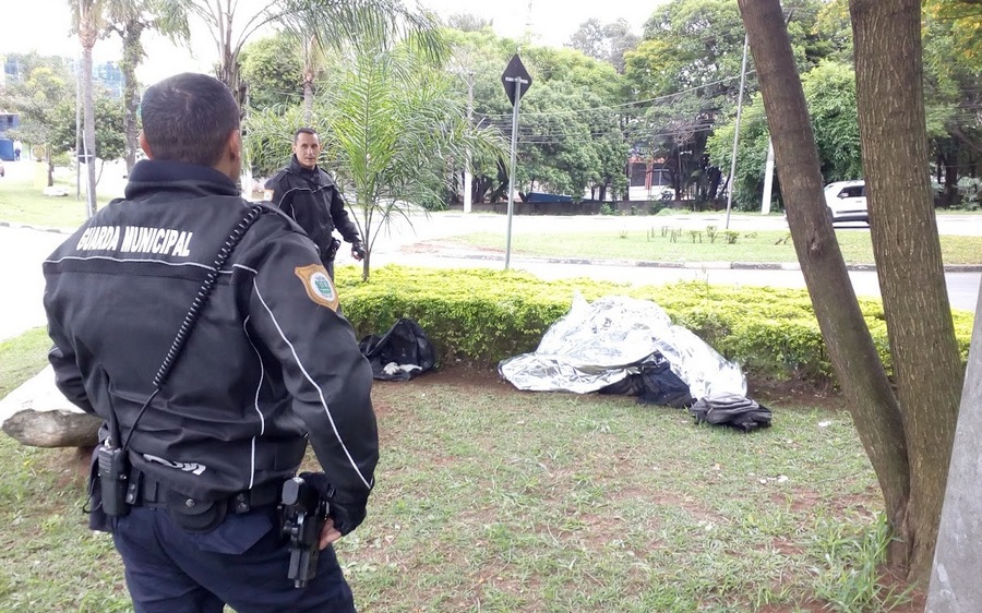 Homem é encontrado morto em rotatória de Jandira  