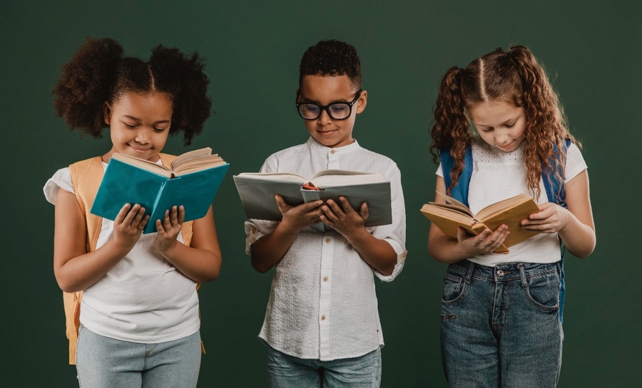 Pela primeira vez, alunos da rede pública de Jandira recebem apostilas de inglês