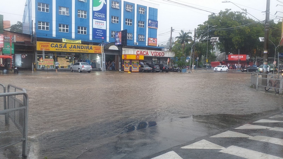  Chuva provoca alagamento e transtorno no centro de Jandira