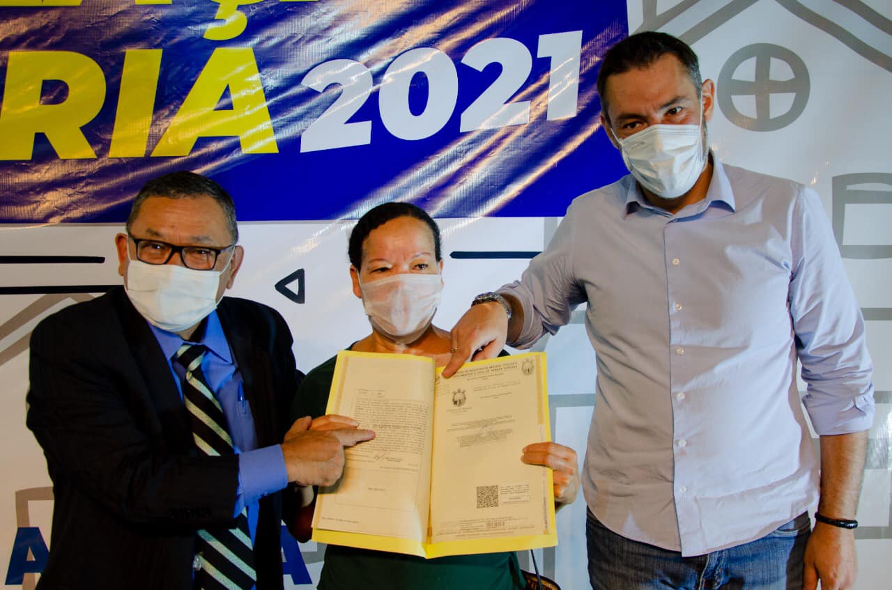 Doutor Sato entrega registros de imóveis no Alvorada e Jardim Palmares 