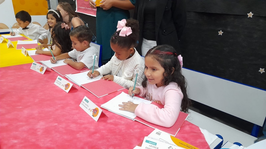 Alunos de escola de Jandira lançam livro