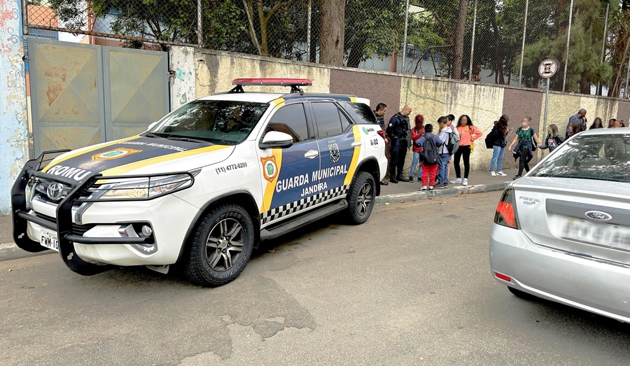 Doutor Sato assina decreto instituindo o “Programa Escola Mais Segura” em Jandira