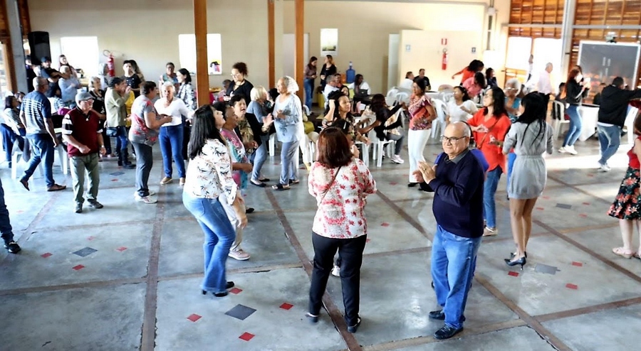 Secretaria de Desenvolvimento Social de Jandira realiza Baile de Outono da Melhor Idade