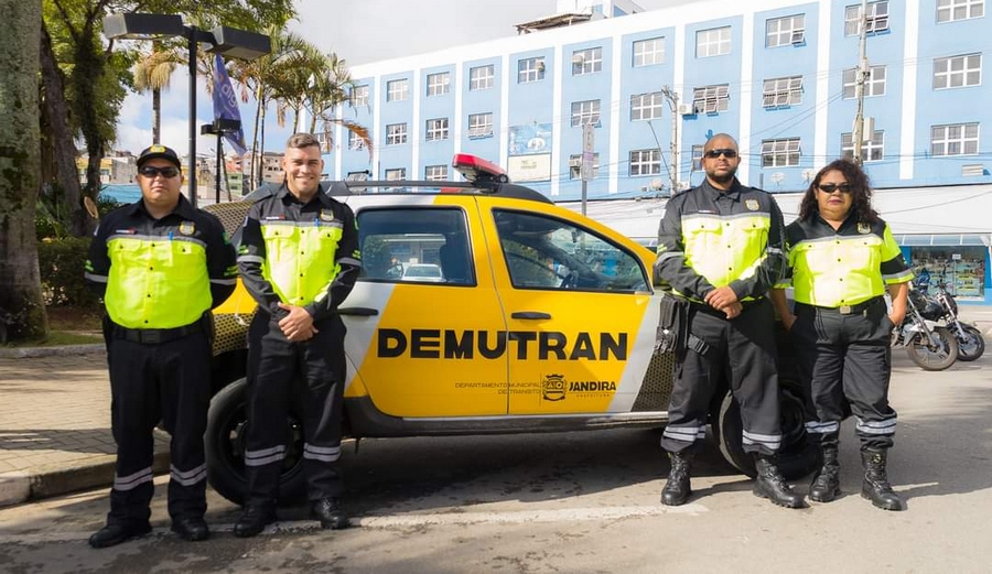 Prefeitura de Jandira entrega novos uniformes aos agentes de trânsito
