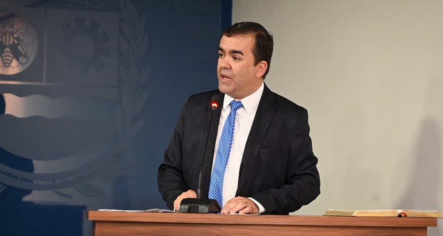 Secretário de Cultura e Turismo, Eduardo Segantine discursa na Câmara Municipal de Jandira