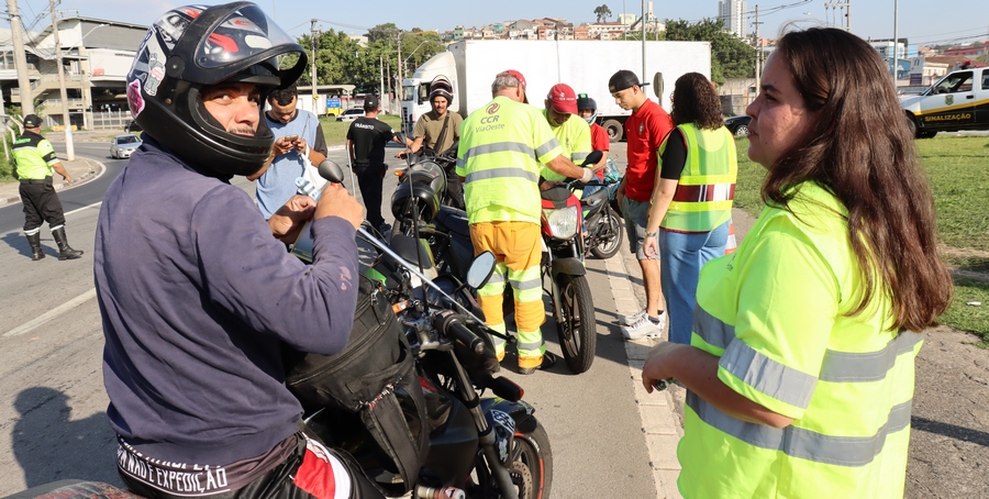 Blitz educativa em Jandira conscientiza motociclistas na Semana Nacional de Trânsito