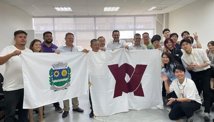 Conexão Jandira x Japão: Doutor Sato recepciona estudantes japoneses em seu gabinete