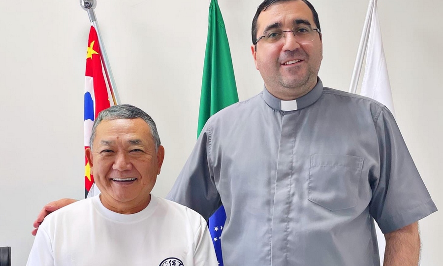 Doutor Sato e padre Douglas Pinheiro organizam encontro de jovens em Jandira 