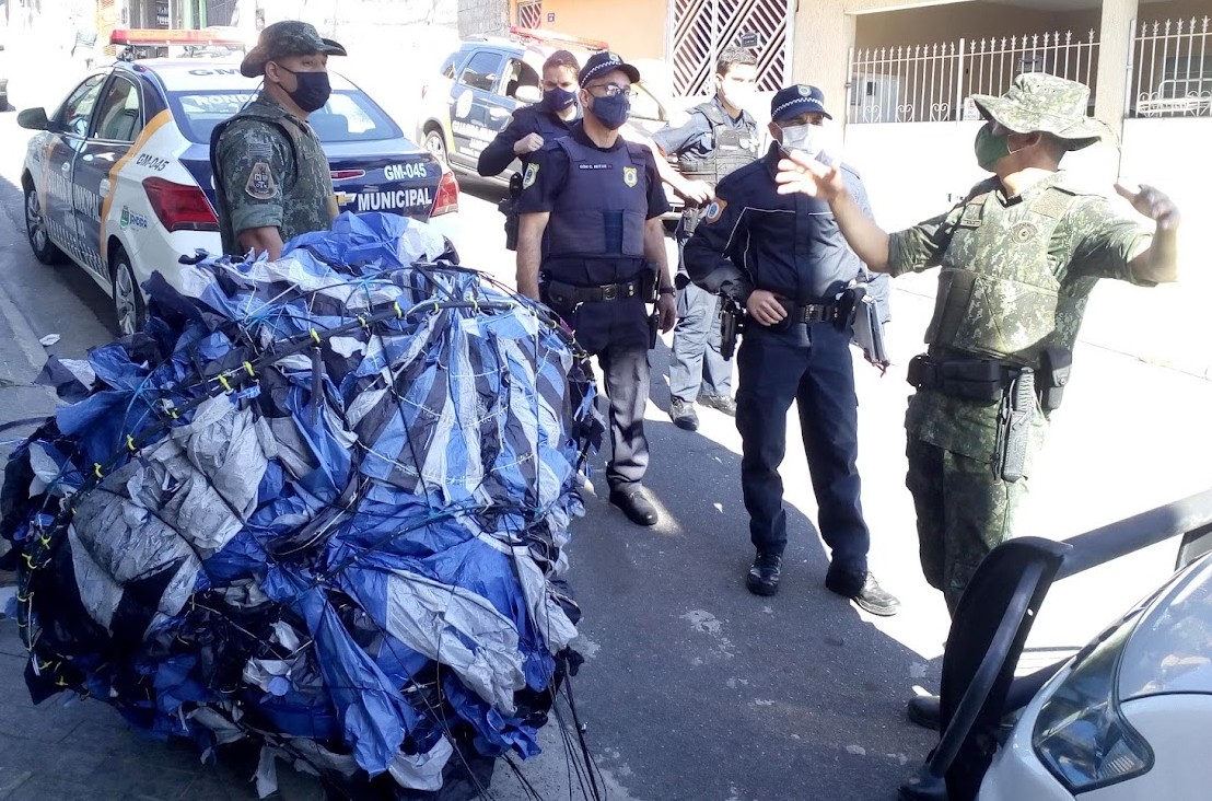 Balão de grande porte cai e quatro pessoas são detidas, em Jandira